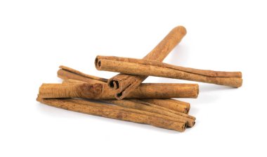 Beyaz arkaplanda izole edilmiş mis kokulu tarçın çubukları