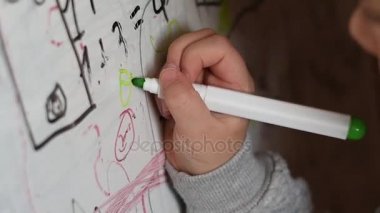 Genç kız bir gemide yeşil keçeli kalemle yazma. Dolly vurdu.