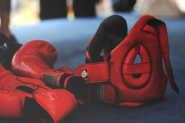 Červené Boxerské rukavice a pokrývku hlavy, na boxerský Ring. — Stock fotografie