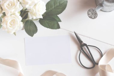 Çiçek buketi ile boş kartı.