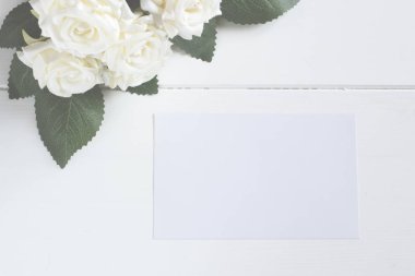 Çiçek buketi ile boş kartı.