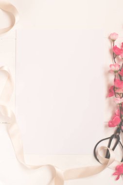 Çiçek buketi ile boş kartı.