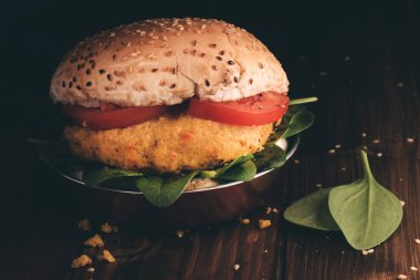 Havuç ve Quinoa vejetaryen Burger.