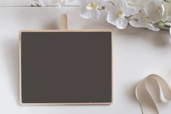 Kleine Tafel mit Blumenstrauß. — Stockfoto