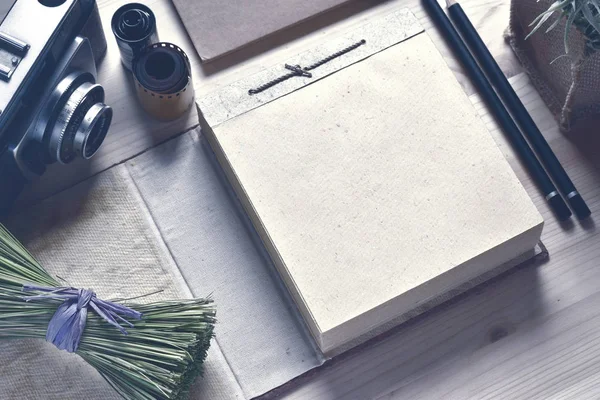 Bloc de notas de papel cuadrado sobre tabla de madera . — Foto de Stock