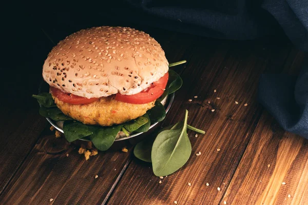 Hamburguesa vegetariana de zanahoria y quinua . — Foto de Stock