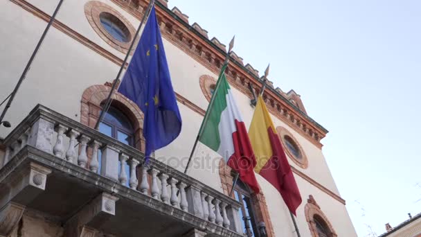 Banderas italianas y europeas en el edificio histórico del Ayuntamiento de Rávena. Movimiento lento . — Vídeo de stock