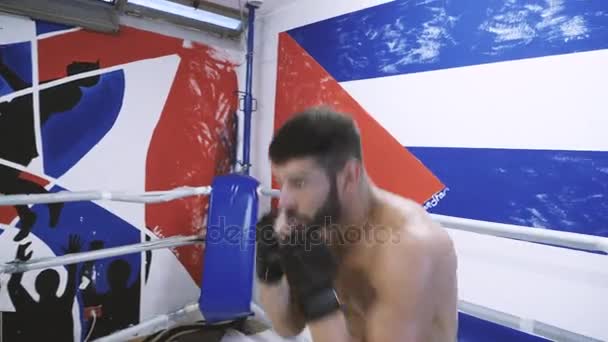 Młody mężczyzna bokser robi ćwiczenia boks cień. — Wideo stockowe