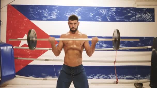 Manliga idrottare lyfta tung skivstång vikt släpper boxningsringen. — Stockvideo