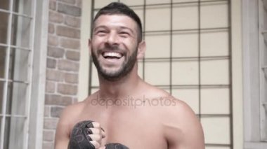 Gölge boks egzersiz yaparak genç erkek boxer.