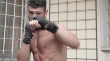 Gölge boks egzersiz yaparak genç erkek boxer.