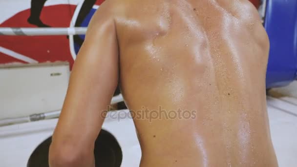 Atleta masculino levantando pesado peso barbell dentro do anel de boxe . — Vídeo de Stock