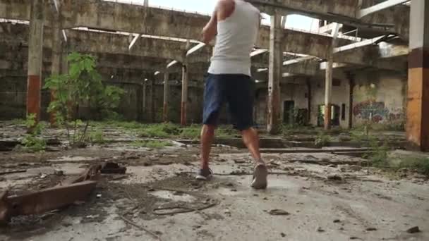 Νεαρό αρσενικό μπόξερ κάνει σκιά πυγμαχία άσκηση. — Αρχείο Βίντεο