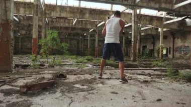 Gölge boks egzersiz yaparak genç erkek boxer.