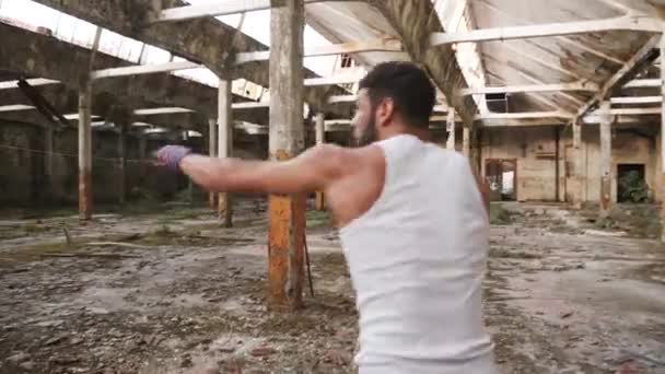 Joven boxeador masculino haciendo ejercicio de boxeo en la sombra . — Vídeos de Stock