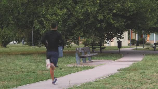 Спортивный спортсмен, бегущий в городе — стоковое видео