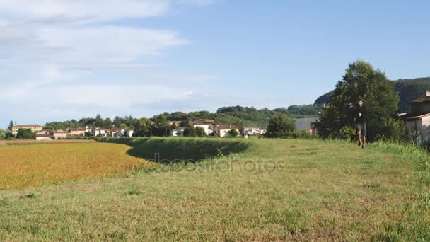 Joven corriendo en el campo — Vídeos de Stock