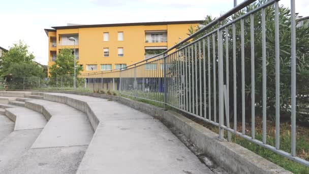 Fitness sportif homme courir dans la ville urbaine — Video