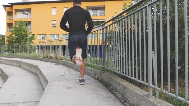 Hombre atlético de fitness corriendo en la ciudad urbana — Vídeo de stock