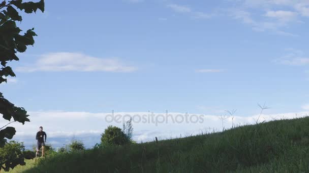 Joven corriendo en el campo — Vídeo de stock