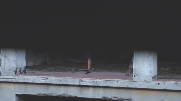Чоловічий боксер виконує вправи тіньового боксу на старій покинутій фабриці — стокове відео