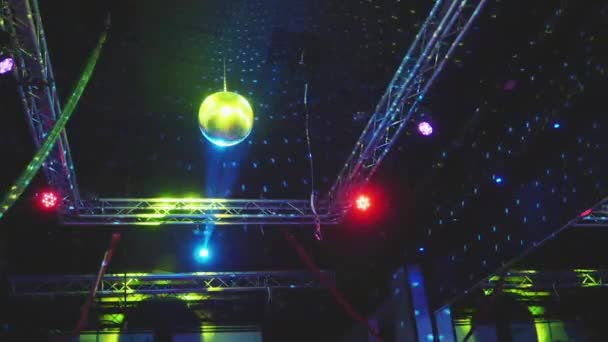 Balle Miroir Réfléchissent Les Rayons Lumières Colorées Dans Club Disco — Video