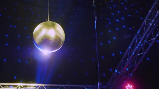 Espelho Bola Refletir Raios Luzes Coloridas Clube Discoteca — Vídeo de Stock