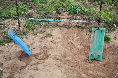 iki kırık salıncak