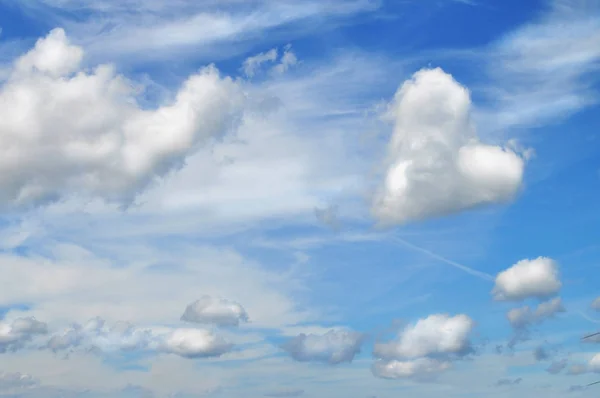 空に雲からの心 — ストック写真