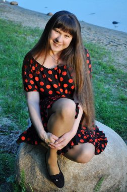 Güzel genç kadın, esmer, mutlu bir yere doğada