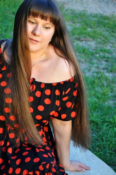 Güzel genç kadın, esmer