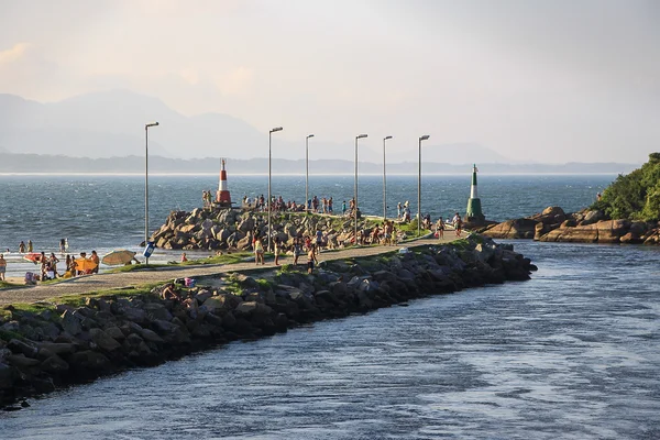 Praia com um rio que desemboca no mar (Barra da Lagoa - Florianópolis - Brasil ) — Fotografia de Stock