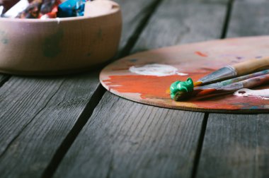 Boya, fırça ve vintage tablo üzerine suluboya.
