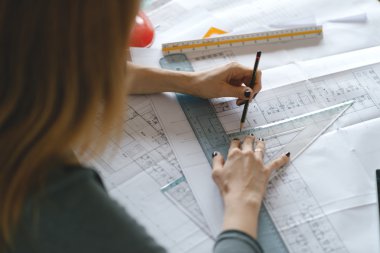 Ofiste çalışan genç Kızıl saçlı kadın mimar. 