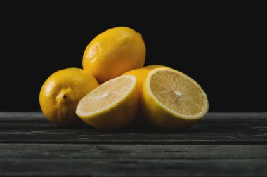 Eski ahşap masa taze limon. 