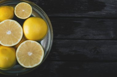 Kes ve bütün limon ve greyfurt su dolu bir kapta bir demet. 