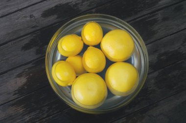 Limon ve greyfurt su dolu bir kapta bir demet. 