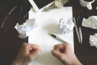 Genç erkek iş girişimci bir iş planı yazma ile ilgili bir sorun var.