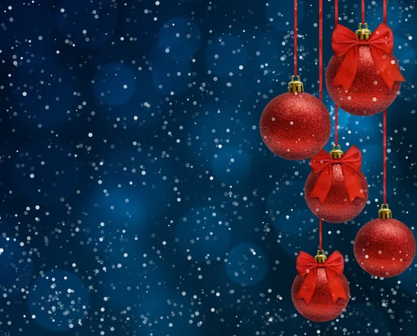 Sfondo di Natale con appeso palle di Natale e neve, boke blu — Foto Stock