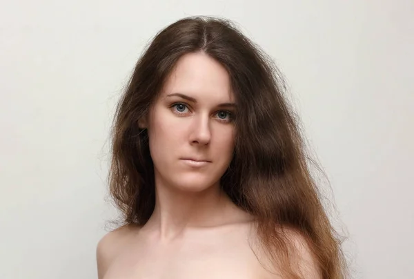 젊은 갈색 머리 여자 초상화 스톡 사진