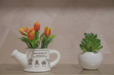 Basit hayatın tadını çıkar, evdeki motive edici bitkisel dekorasyonun.