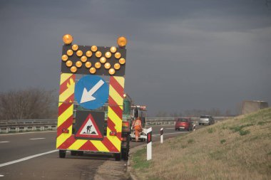 Belgrad, Sırbistan yakınlarındaki asfalt yolda çalışan bir grup işçi, 29,11.2019