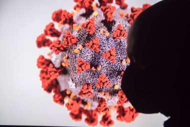 Çin anakarasında tehlikeli Corona virüsü salgını, koruyucu maskeli adam tarafından duyurulan dünya salgını, mikrop arka planda mikroskop altında, Belgrad, Sırbistan, 20.01.2020 