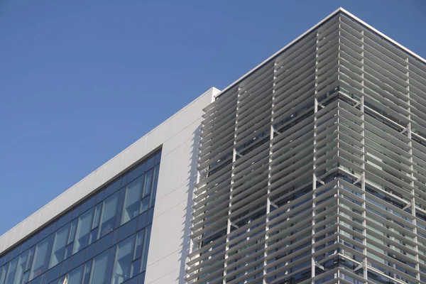 Stedelijke Metropool Moderne Architectuur Exterieur Met Glazen Wanden Reflecterende Omliggende — Stockfoto