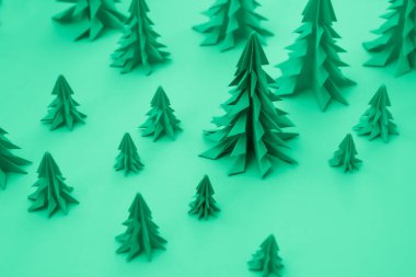 Kağıttan yapılmış Noel ağaçları, yeşile boyanmış.