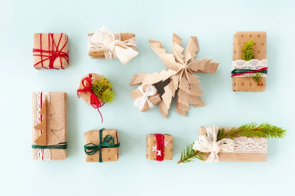 Weihnachtsgeschenkschachteln, Origami-Weihnachtsbaumkomposition. Wintermuster. flache Lage — Stockfoto