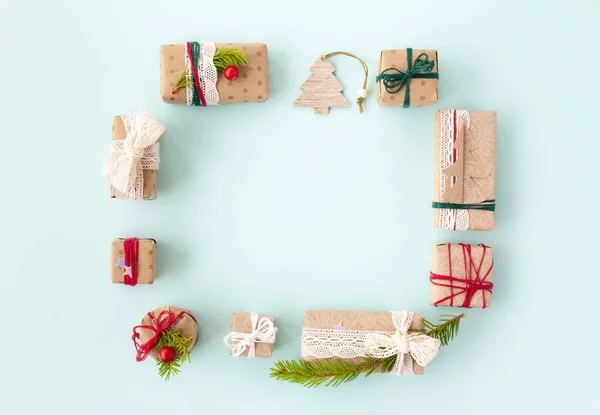 Vánoční dárky na světle modrém pozadí — Stock fotografie