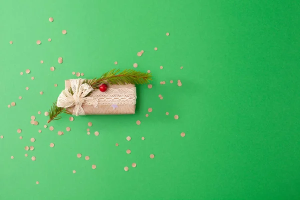 Liten hantverk gåva på grön bakgrund — Stockfoto