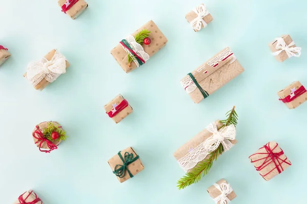 Weihnachtsgeschenke auf hellblauem Hintergrund — Stockfoto