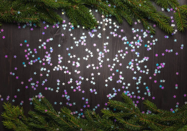 Ramas de abeto y confeti en forma de estrellas —  Fotos de Stock